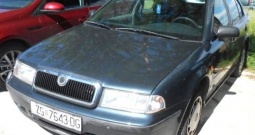 Škoda Octavia 1, 6 rezervni djelovi limarije i mehanike