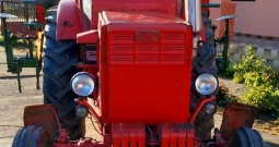 Prodajem traktor Belarus T40, crveni