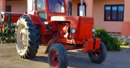 Prodajem traktor Belarus T40, crveni