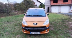 Peugeot 1007 1.4 hdi oličan-registriran-kartice-kao nov