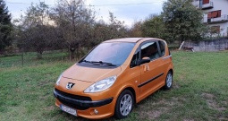 Peugeot 1007 1.4 hdi oličan-registriran-kartice-kao nov