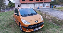 Peugeot 1007 1.4 hdi oličan-registriran-kartice-kao nov