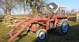 Traktor s utovarivačem Massey Ferguson 158