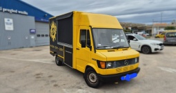 Mercedes Food truck prikolica sa hraniom Street food