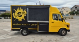 Mercedes Food truck prikolica sa hraniom Street food