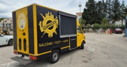 Mercedes Food truck prikolica sa hraniom Street food