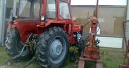 Traktor MF 152