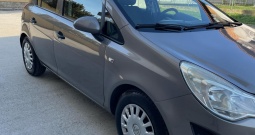 Opel corsa 1.4 essentia