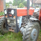 Traktor MF 152