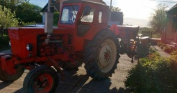 Prodajem traktor Belarus T40, crveni