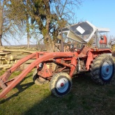 Traktor s utovarivačem Massey Ferguson 158