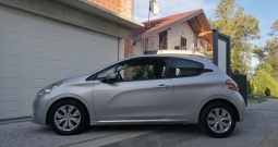 Peugeot 208 1,2 VTi, 2013 godina ,puno opreme,kupljen u HR