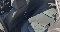 Prodajem auto,uredno servisiran garažiran,